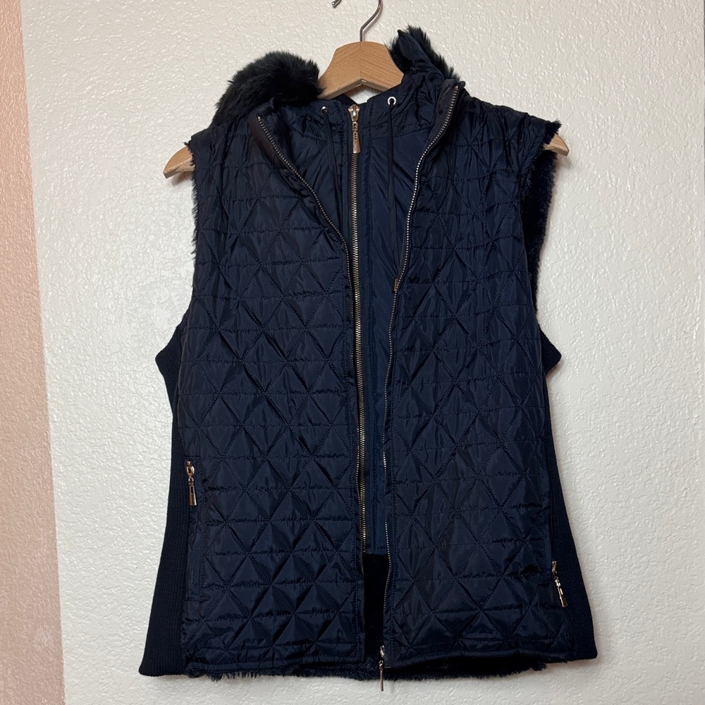 Daisy Quilted Black Sleeveless Lady’s Vest.